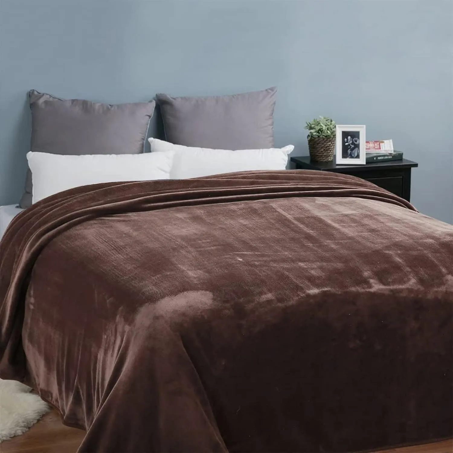 EASELAND Soft Queen Size Blanket Warm Fuzzy Microplush Lightweight Thermal Fleece Blankets for Couch Bed Sofa,90x90 Inches,Chocolate