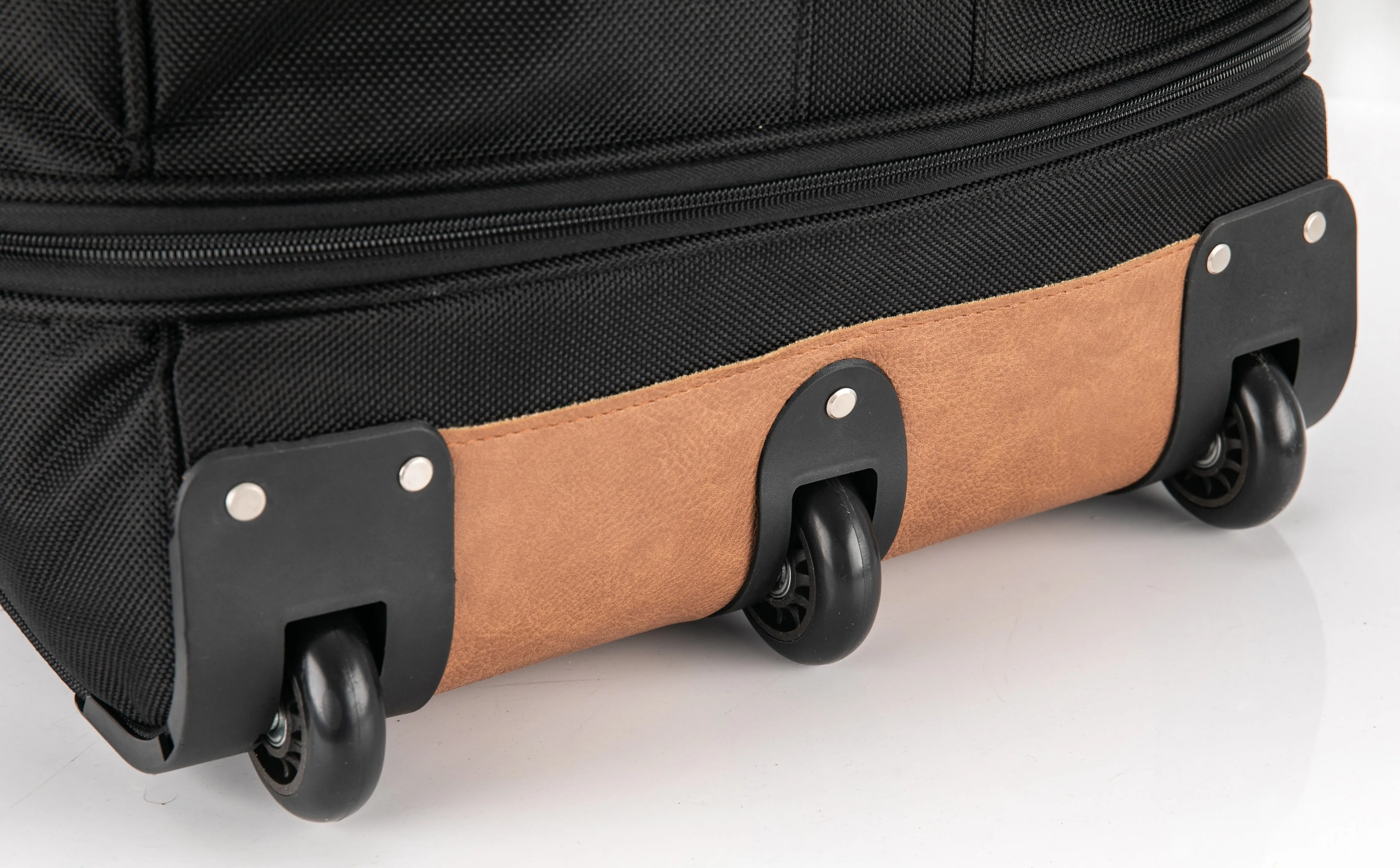 EXP32 Expandable Wheeled Holdall
