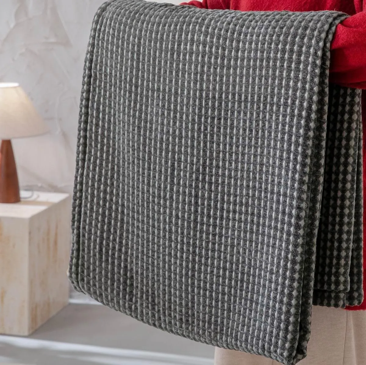 meadow park Cozy Waffle Weave Chenille Thermal Bed Blanket King 104” x 92”, Party Blanket, 380gsm, All Seasons, Dark Grey