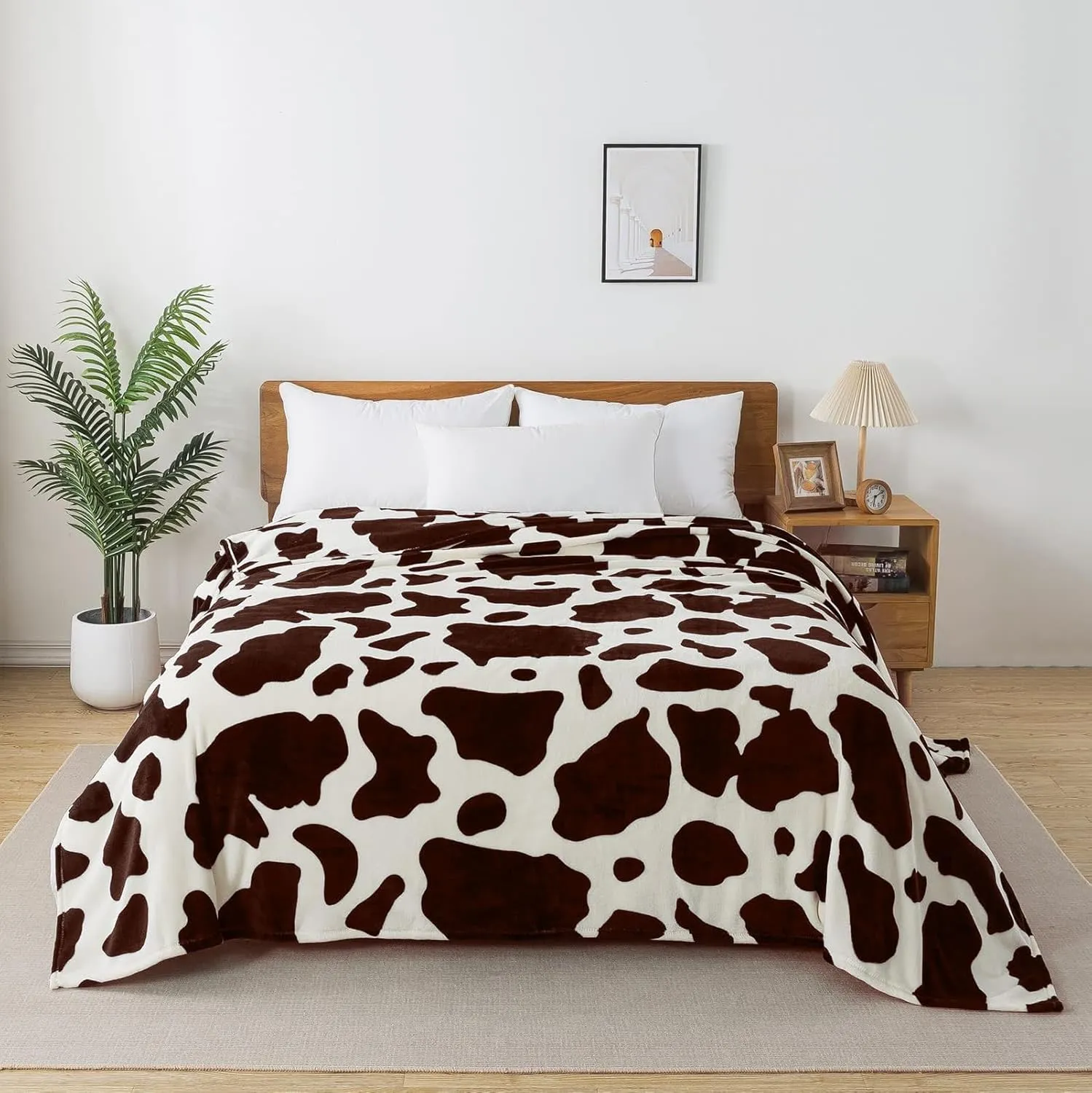 Richave Fleece Cow Print Blanket for All Season - Premium Lightweight Anti-Static Brown and Ivory King Size Blankets Plush Gift for Daughter Mom, Bedroom Decor 90" x 108"(Brown Cow)