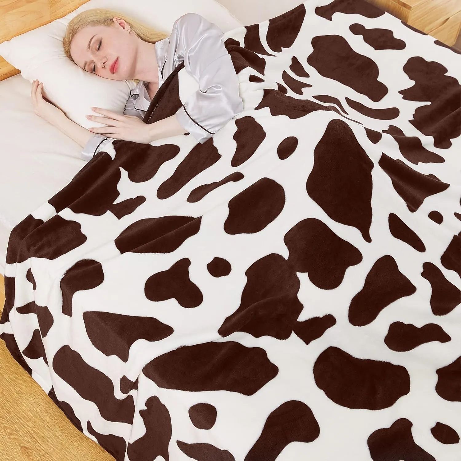 Richave Fleece Cow Print Blanket for All Season - Premium Lightweight Anti-Static Brown and Ivory King Size Blankets Plush Gift for Daughter Mom, Bedroom Decor 90" x 108"(Brown Cow)